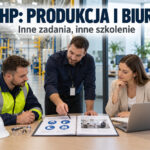 Instruktor omawia dokumentację BHP z pracownikiem produkcji i pracownicą biurową przy stole – ilustracja AI.