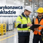 Przedstawiciel zakładu omawia z podwykonawcami zasady BHP przed rozpoczęciem prac. Grafika AI.