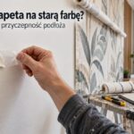 Sprawdzanie przyczepności starej farby taśmą przed przyklejeniem fototapety